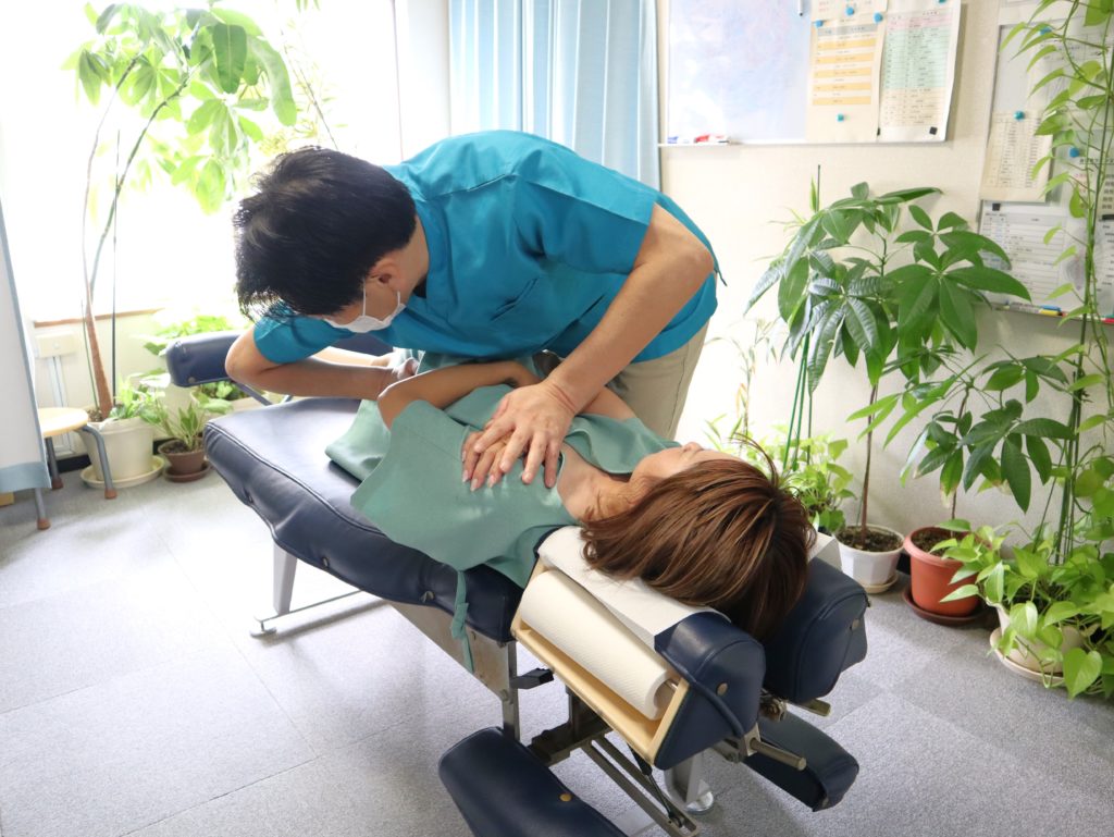 カイロプラクティックのランバーロールを行なっています。